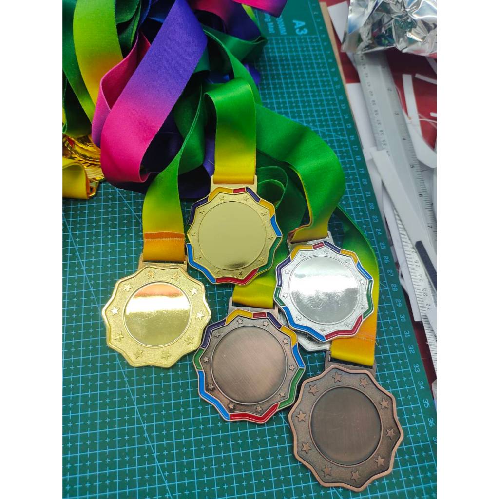 08เหรียญรางวัลโลหะ ใส่โลโก้ได้ 2 ด้าน พร้อมสายคล้อง  (ทำสติ๊กเกอร์ข้อความหรือโลโก้ให้ฟรี) - รูปที่ 2