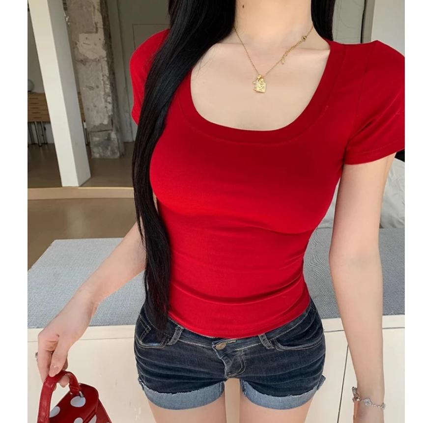 เสื้อยืด คอกลม แขนสั้น ทรงเข้ารูปสวยเซ็กซี่ เหมาะกับสาวๆที่ชอบแต่งตัวสบายๆแต่ยังมีความแซ่บอยู่ในตัว แฟชั่นยอดนิยม