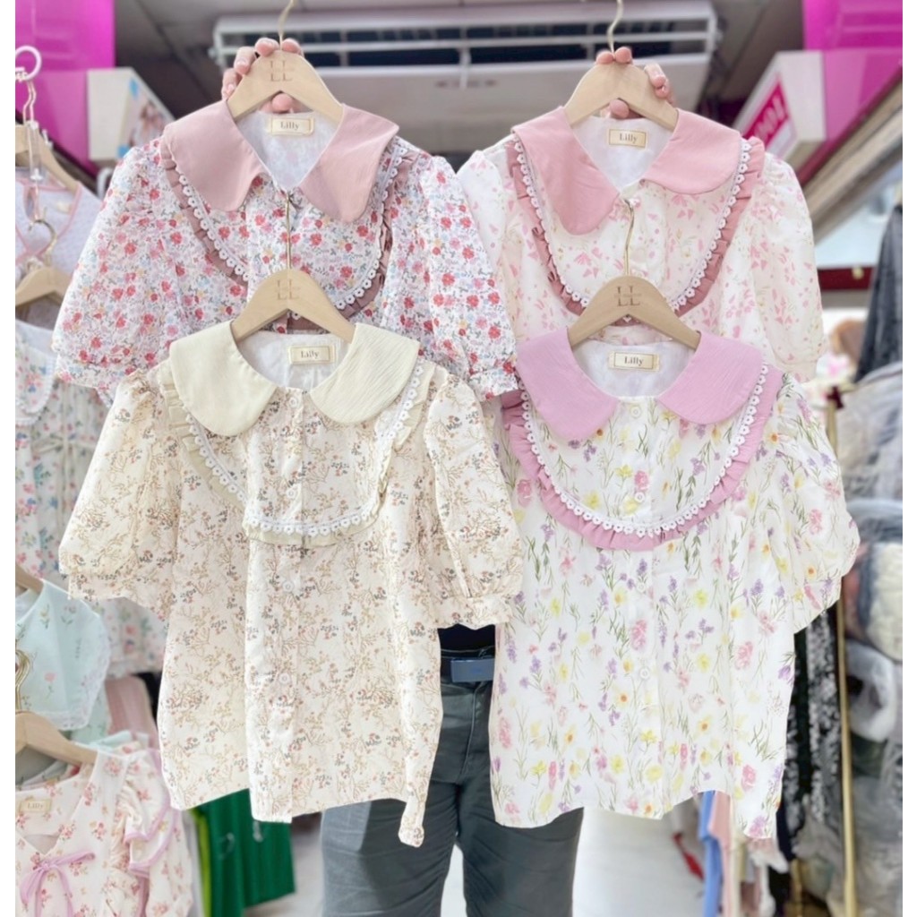 ป้าย Lilly เสื้อคอบัวแต่งระบายลูกไม้แขนสั้น อก 42 นิ้ว ยาว 22 นิ้ว