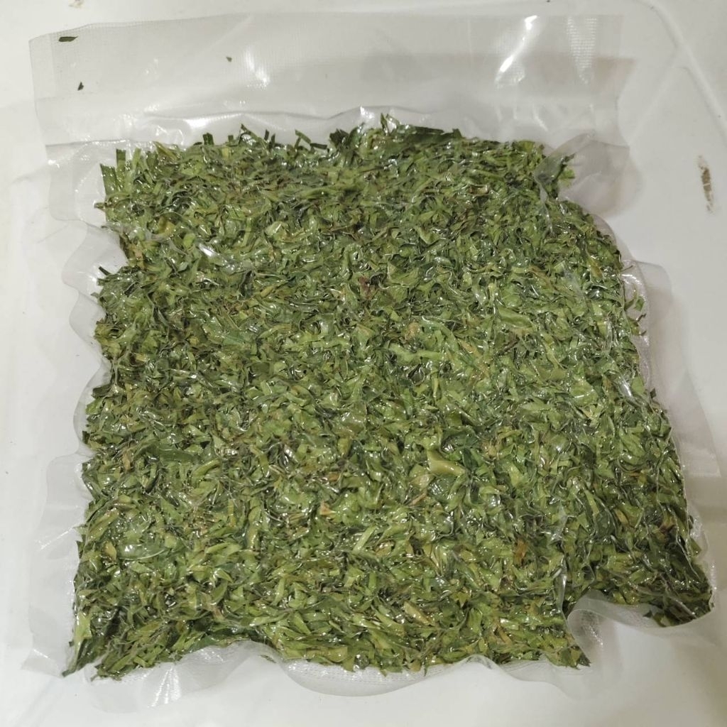 ใบมะกรูด หั่นซอย  Kaffir lime leaves ขนาด 250 กรัม แพ็คสูญญากาศ