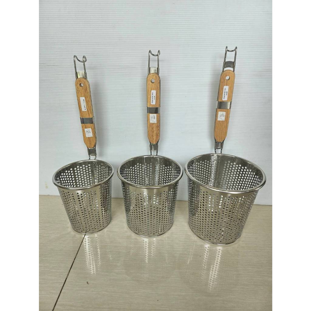 ตะกร้อลวกเจาะรูสเตนเลส มีด้ามจับเป็นไม้ 12.5cm./14cm./16cm. คุณภาพดี ทนความร้อน ไม่เป็นสนิม (สินค้าส่งจากไทย)