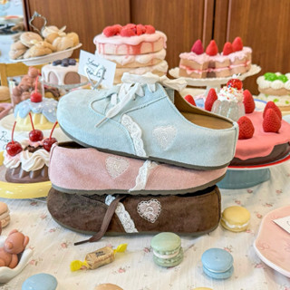 RIKA น้องเจลาโต้ รองเท้าเปิดส้นหนังกลับแต่งลูกไม้ปักโลโก้