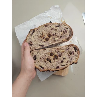 ขนมปังซาวโดว์แครนเบอรี่วอลนัท(ผสมแป้งโฮลวีท)​ขนาด​1100กรัม(Cranberries​ Walnuts​ Sourdough​ Bread​