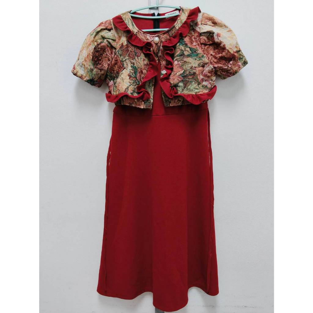 ✨ ชุดเดรสแบรนด์ SUGARIO ✨ สีแดงสดใส แต่งเสื้อคลุมผ้าทอลายดอกเย็บติดในตัว 🌺