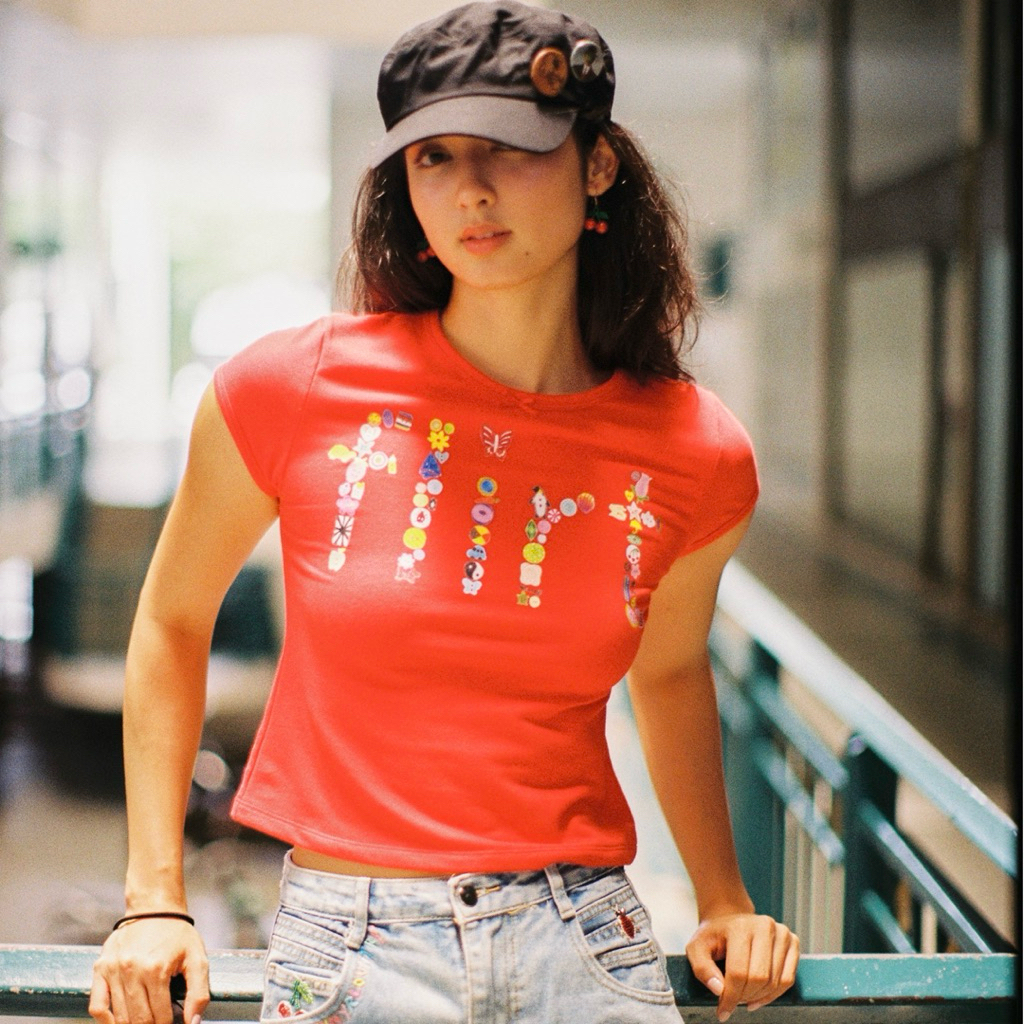 NAIYC 💋 Flirt Baby tee เสื้อเบบี้ทีสีแดงสดใสสกรีนลายกระดุม