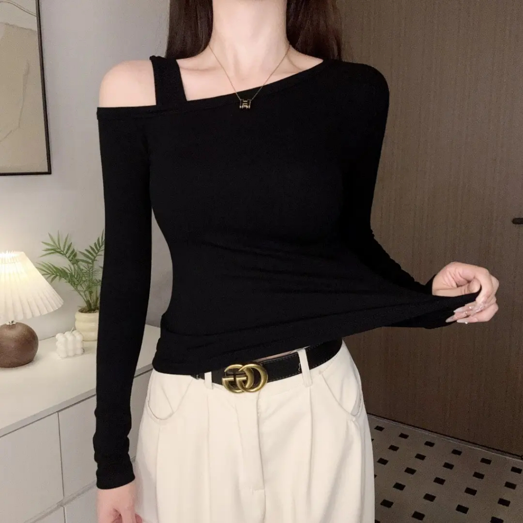 เสื้อยืดผู้หญิงสีดำ คอเอียง แขนยาว ดีไซน์เปิดไหล่ โชว์กระดูกไหปลาร้า ใส่เป็นอินเนอร์ได้ แฟชั่นฤดูใบไม้ผลิ-ใบไม้ร่วง