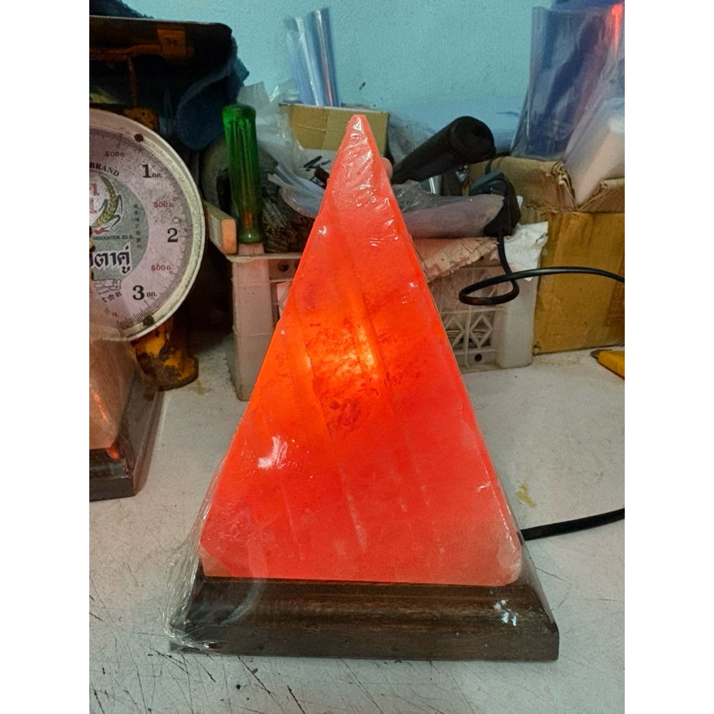 โคมไฟหินเกลือทรงปิรมิด ขนาด3-4 Kg ทรงตัดแต่งมีลวดลายตามรูป พร้อมสายไฟครบชุด