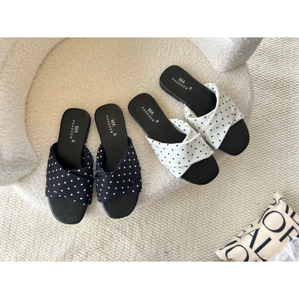 Afashion รองเท้าแตะแบบสวมกากบาทลายPolka dots รุ่นนี้เก็บหน้าเท้าดีมากค่ะ มีสีดำและสีขาว มีไซด์36-45 สินค้าพร้อมส่งนะคะ