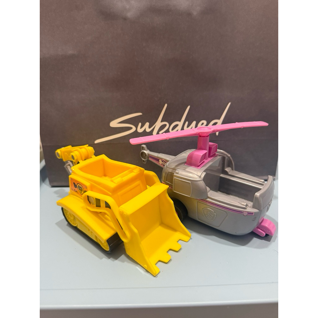 เฮลิคอปเตอร์ของ Skye รถขุดของ Rubble