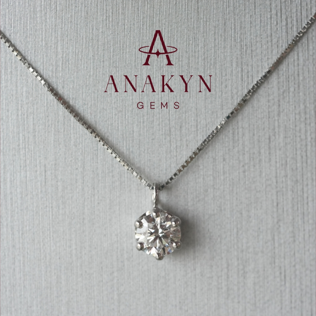 ANAKYN GEMS | สร้อยคอพร้อมจี้เพชร น้ำ100 Round Brilliant 0.54ct VV2 ตัวเรือนทองขาว 9K