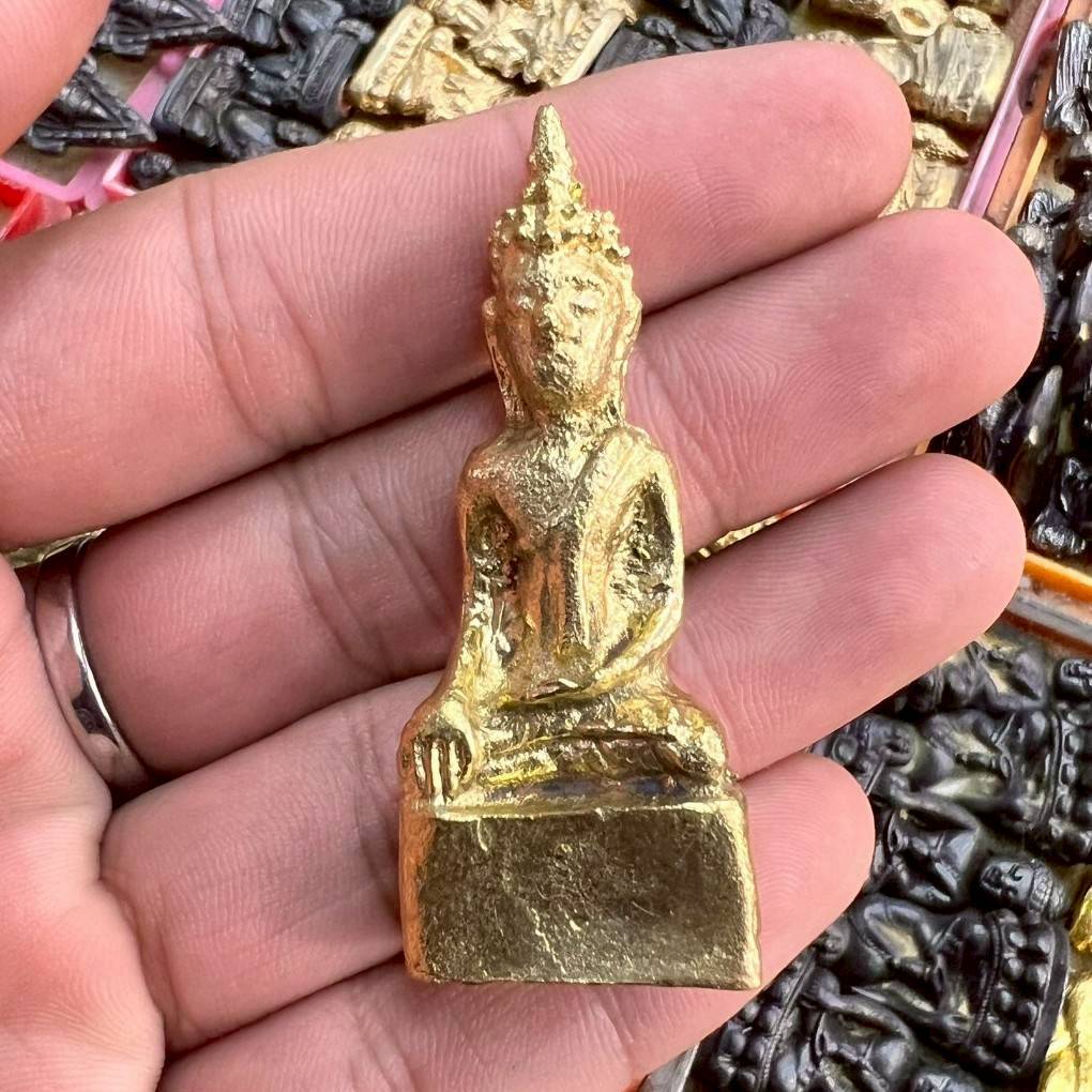 พระพุทธรูปศิลปะเชียงรุ้ง เป็นพระพุทธรูปโบราณสมัยล้านช้าง เนื้อทองทิพย์กะไหล่ทอง พระบ้านรวมๆสวยๆวัดใจ