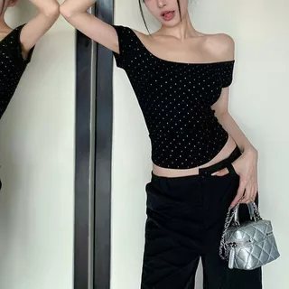 พร้อมส่งในไทย**เสื้อปาดไหล่แต่งประดับเพชรในตัว ผ้านิ่มยืดตามตัว Y260