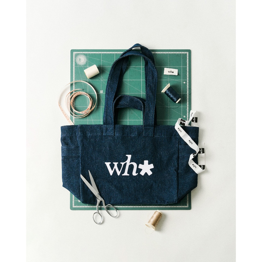 WHISPERWHITE – LOGO TOTE กระเป๋าผ้าแคนวาสสกรีนลาย มีช่องด้านข้าง จุของได้เยอะ ราคา ถูกที่สุด ดีลบีเคเค แกลเลอรีภาพที่ 8
