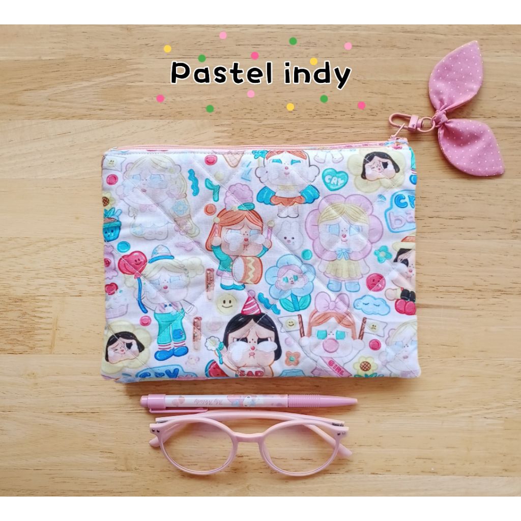 กระเป๋านุ่มนิ่ม ขนาด 21×16cm. ใส่เครื่องสำอางค์/ ปากกาดินสอ งานเรียบร้อย
