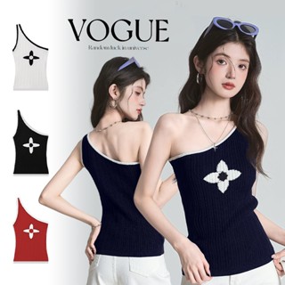 Vogue🌟พร้อมส่ง🌟 เสื้อกล้ามไหมพรม ดีเทลสายข้างเดียวลายดอกไม้ …