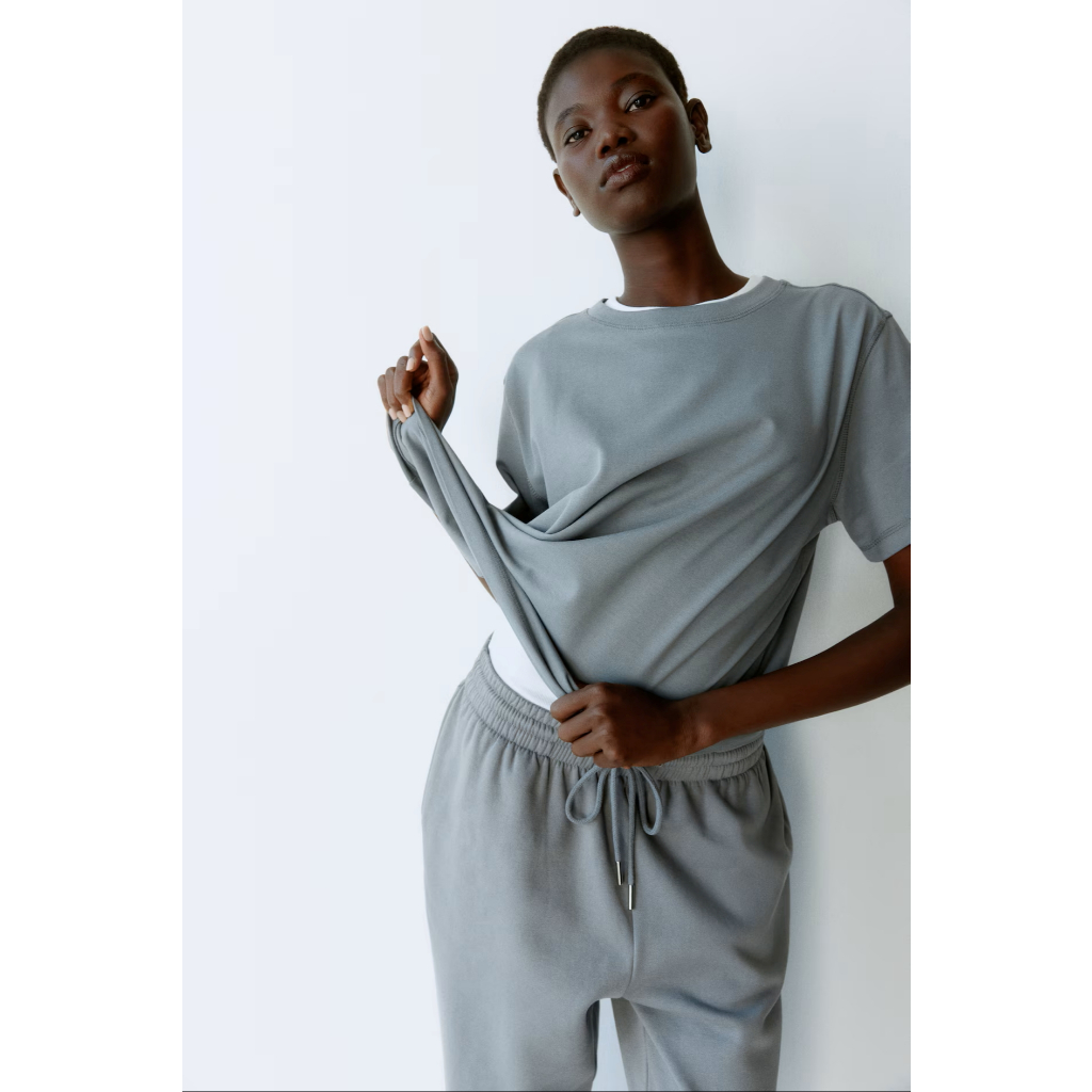 H&M(เอชแอนด์เอ็ม) เสื้อยืดคอตตอนแบบโอเวอร์ไซส์ Women Oversized cotton T-shirt 1290372_5