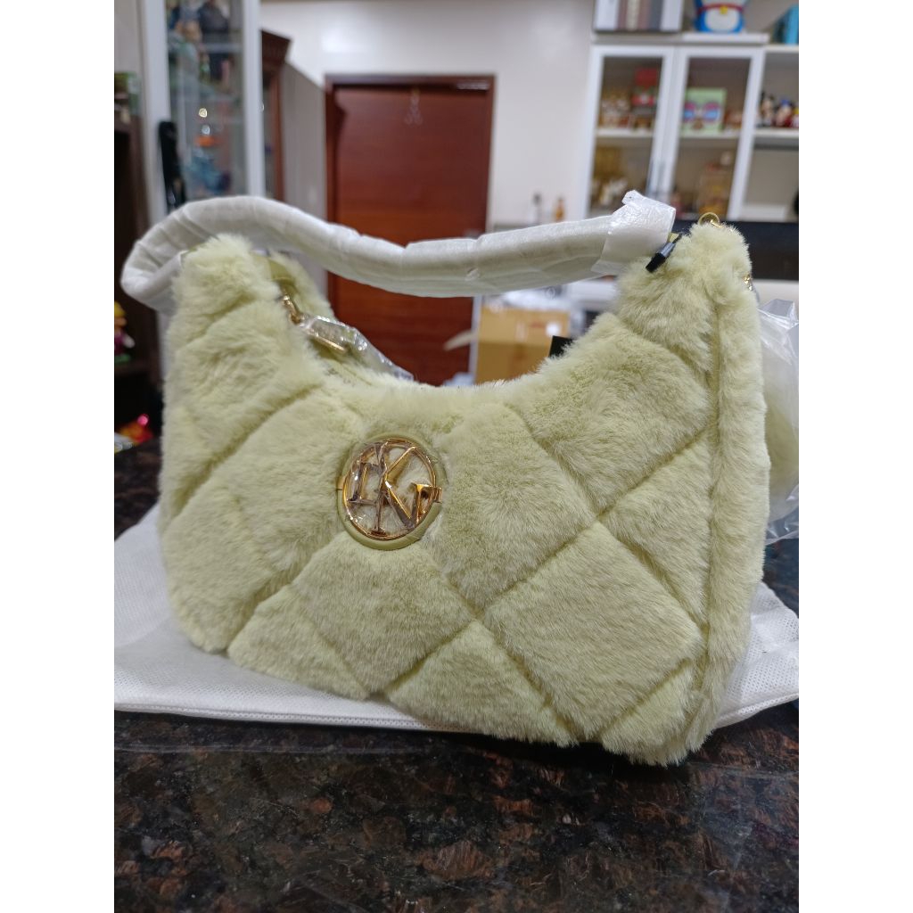 *พร้อมส่ง*🇹🇭 กระเป๋าสะพาย LYN Jeffy Shoulder Bag ขนเฟอร์ ช้อปไทย*