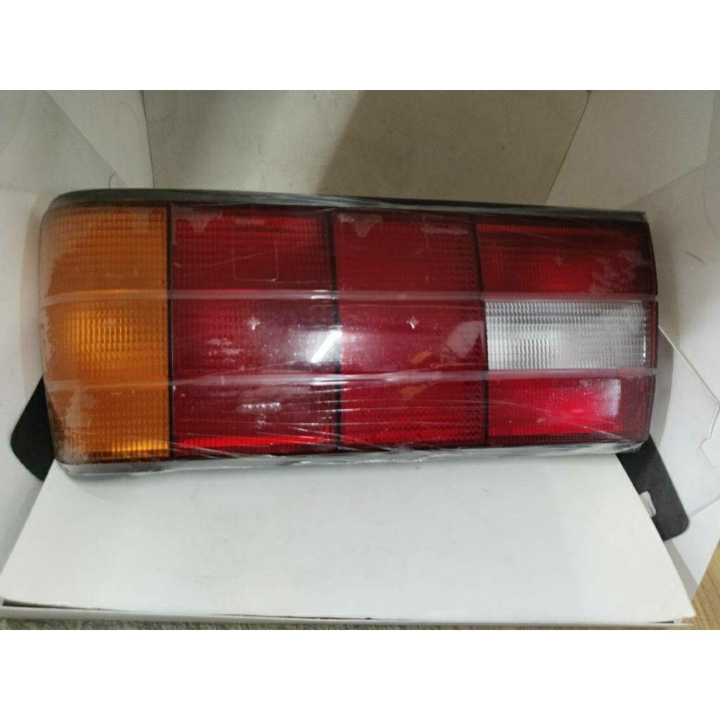 ไฟท้าย BMW E30 เครื่อง M40  (R) ด้านขวา ยี่ห้อ MAGNETI MARELLI (ITALY)  ราคา 2,500 บาท