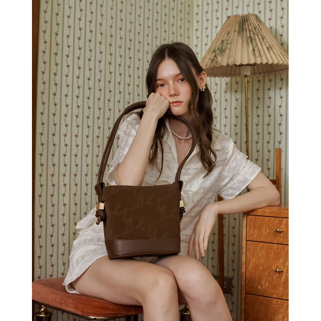 ATREASUREBOX All day สี Mocha Mouss Used สภาพใช้งาน ของนอกกริบ ข้างในเปื้อนลิปนิดหน่อย ยังไม่ได้ลองเ