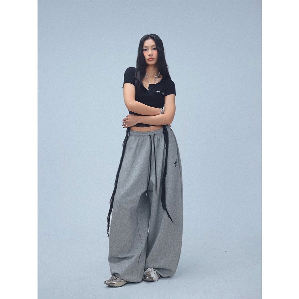 [Street style casual short-sleeved T-shirt]เสื้อยืดแขนสั้นสีดำแฟชั่นสตรีทสไตล์เกาหลีสำหรับผู้หญิง ติดริบบิ้นกระดุม - รูปที่ 2