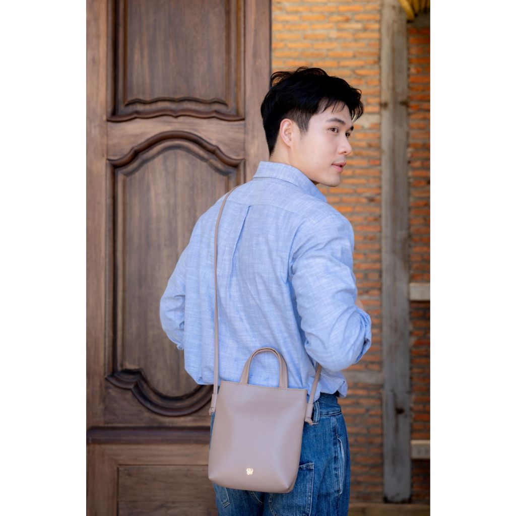 กระเป๋าสะพายข้าง unisex crossbody bag  Borboleta รุ่น Ayden size S หนังวีแกน กระเป๋าทำงาน Quite Luxu
