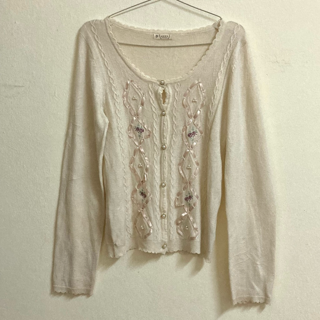 คาร์ดิแกนสีครีม axes