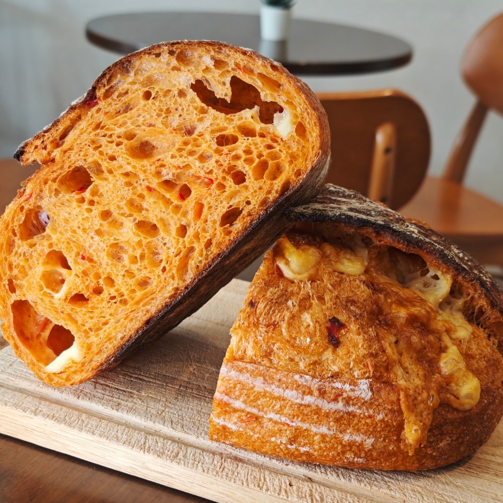 🫑🧀 Sweet Pepper and Parmesan Sourdough Bread - ขนมปังซาวร์โดพริกหวานและชีสพาร์เมซาน