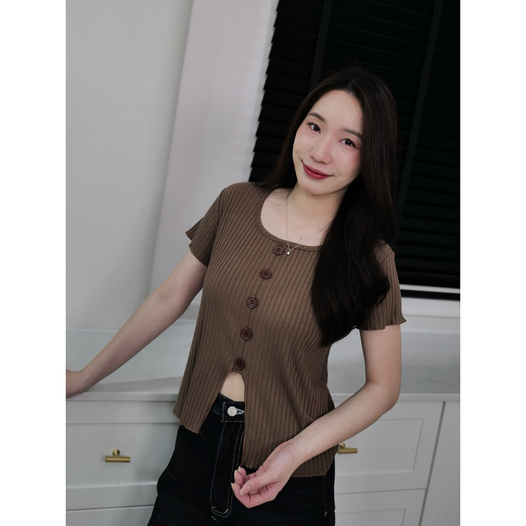 เสื้อยืด ‘คอเหลี่ยม แต่งชายเว้า’