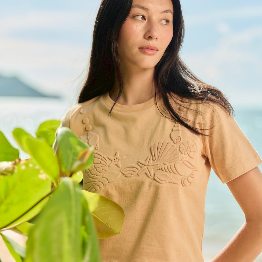 Tohns Shell Embossed Cotton Tee เสื้อครอปผ้าคอตตอนลายเปลือกหอยปั๊มนูน