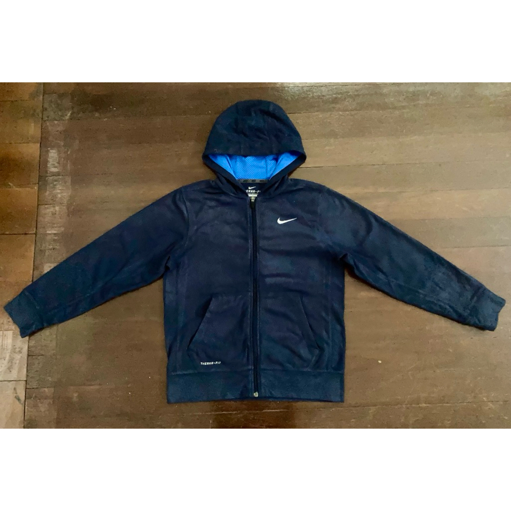 แจ็คเก็ตผ้าฟรีทสีกรม N i k e ไซส์ L มือ2 เหมือนใหม่ อก 38-40 ยาว 24 นิ้ว มีกระเป๋าหน้า 2 ข้าง