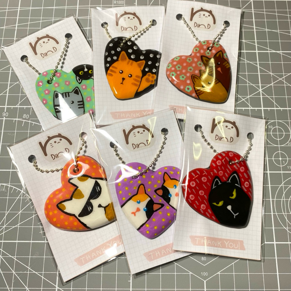 พร้อมส่ง 🫶🏻 ดินปั้นแฮนด์เมด พวงกุญแจดินปั้นรูปหัวใจ 🐈💖 เพ้นท์ลายน้องแมวสุดคูล! 🎨🖌️ ปั้นจากดินเยื่อกร