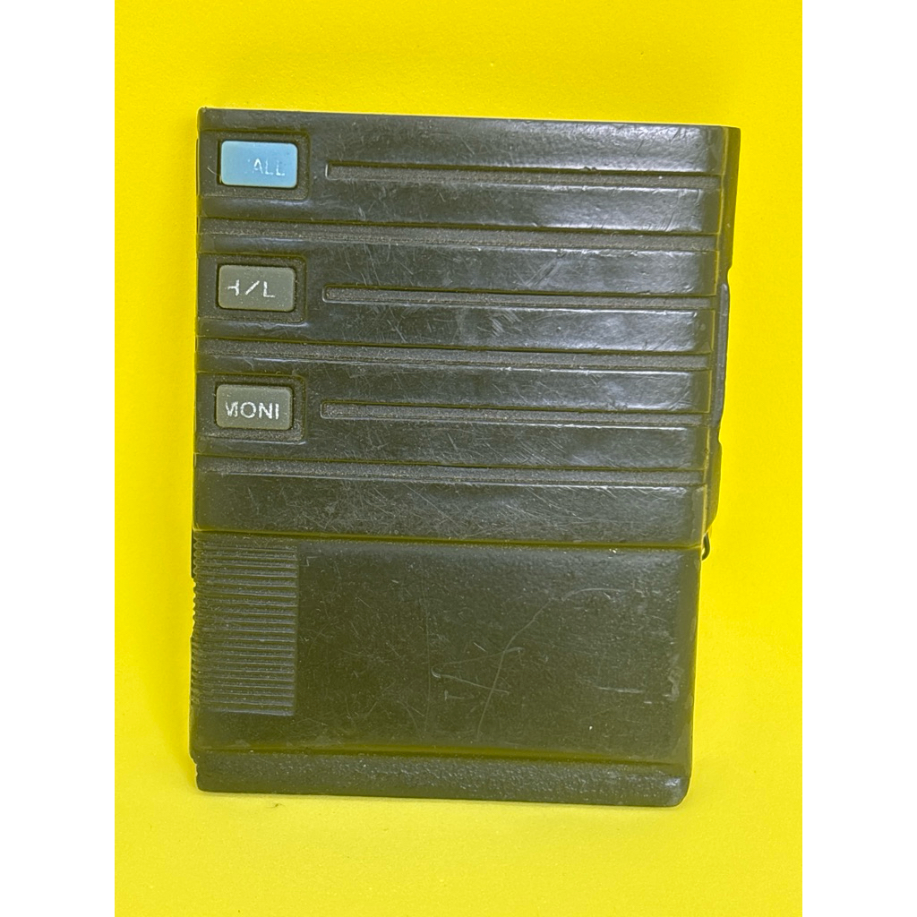 ฝาหน้าICOM2G มีลำโพงไมค์และปุ่มกด ตามสภาพ