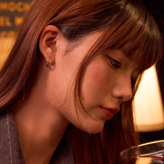 earika.earrings - lucent hoop ต่างหูห่วงลายวิ้งค์เพชร ชุบทองคำขาว/ทอง เหมาะสำหรับคนแพ้ง่าย