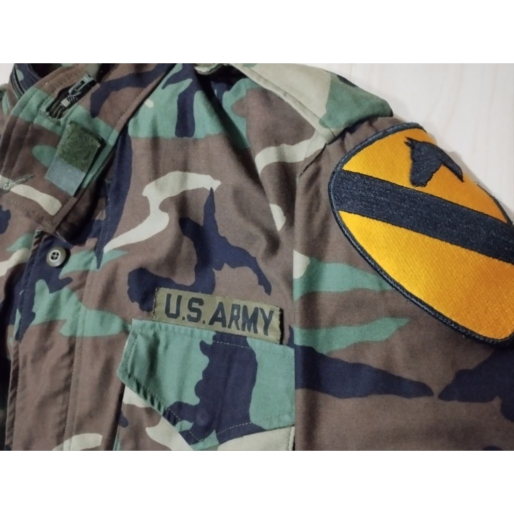 เสื้อทหาร  M65 Field Jacket ลาย woodland ( รหัส CC005 ) รบพิเศษ อาร์มม้าเหลือง ขนาด Large Short  สภา