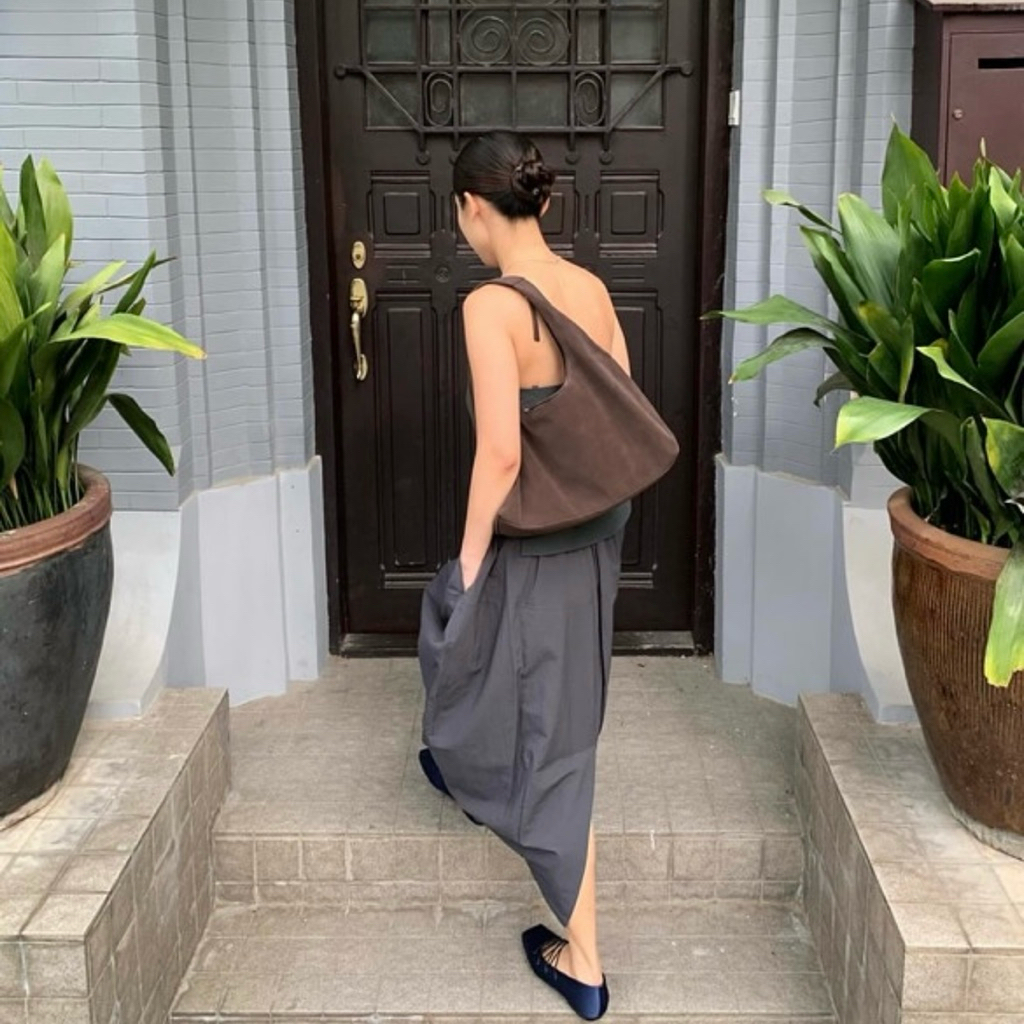 ส่งต่อ กระเป๋าสะพาย สีน้ำตาลหนังกลับ The July Mansion Large Jersey Handbags