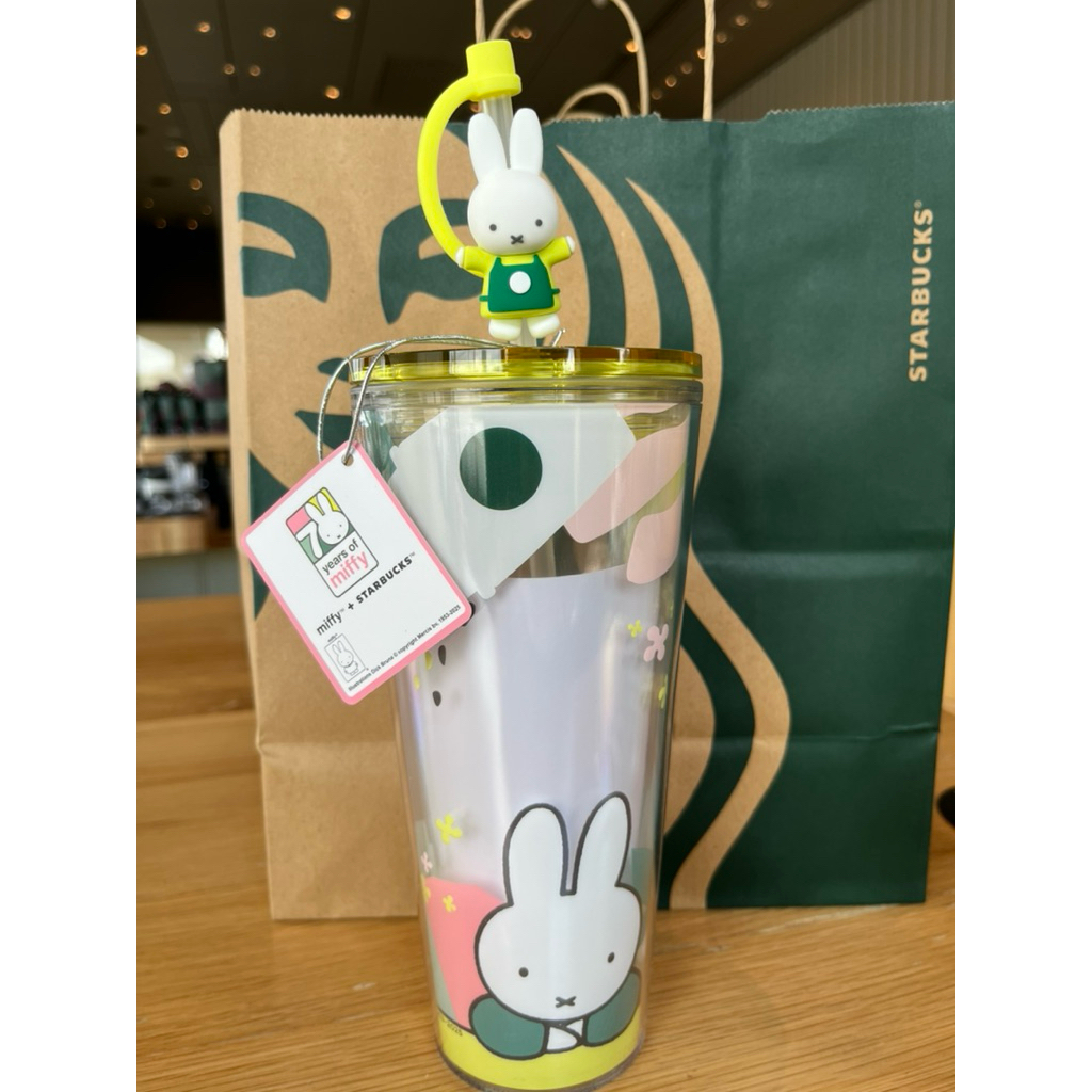 แก้วพลาสติกแข็ง พร้อมหลอดและจุกปิดหลอด Starbuck Miffy collection จุ 20 oz ใหม่