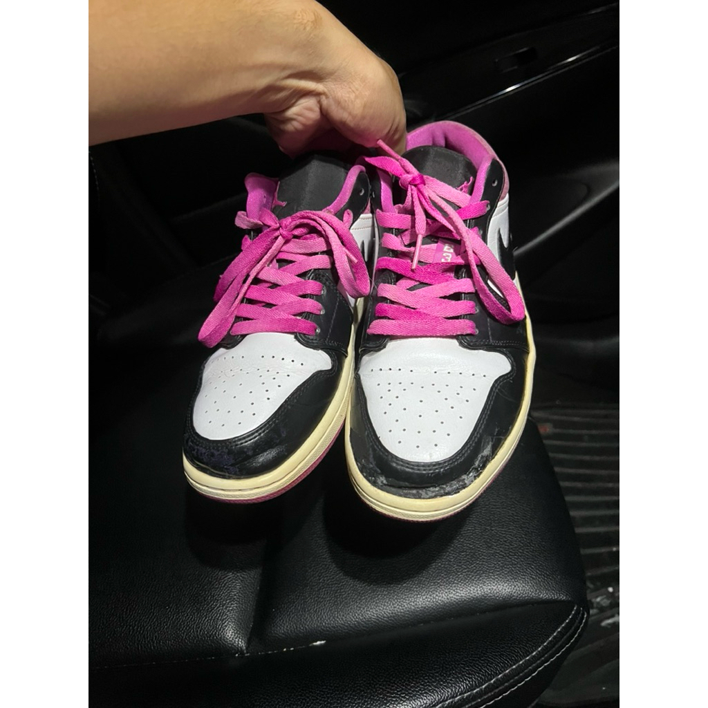 ส่งต่อ nike air jodan1low ของแท้100% มีตำหนิสีแตกด้านหน้า (มือสอง)