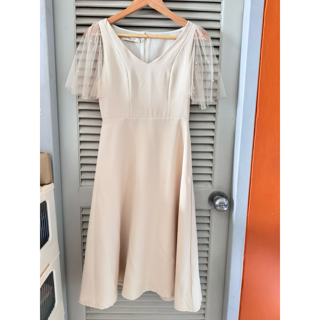 ส่งต่อ เดรสpastel time คอวีออกงาน สีครีมดีเทลมุก