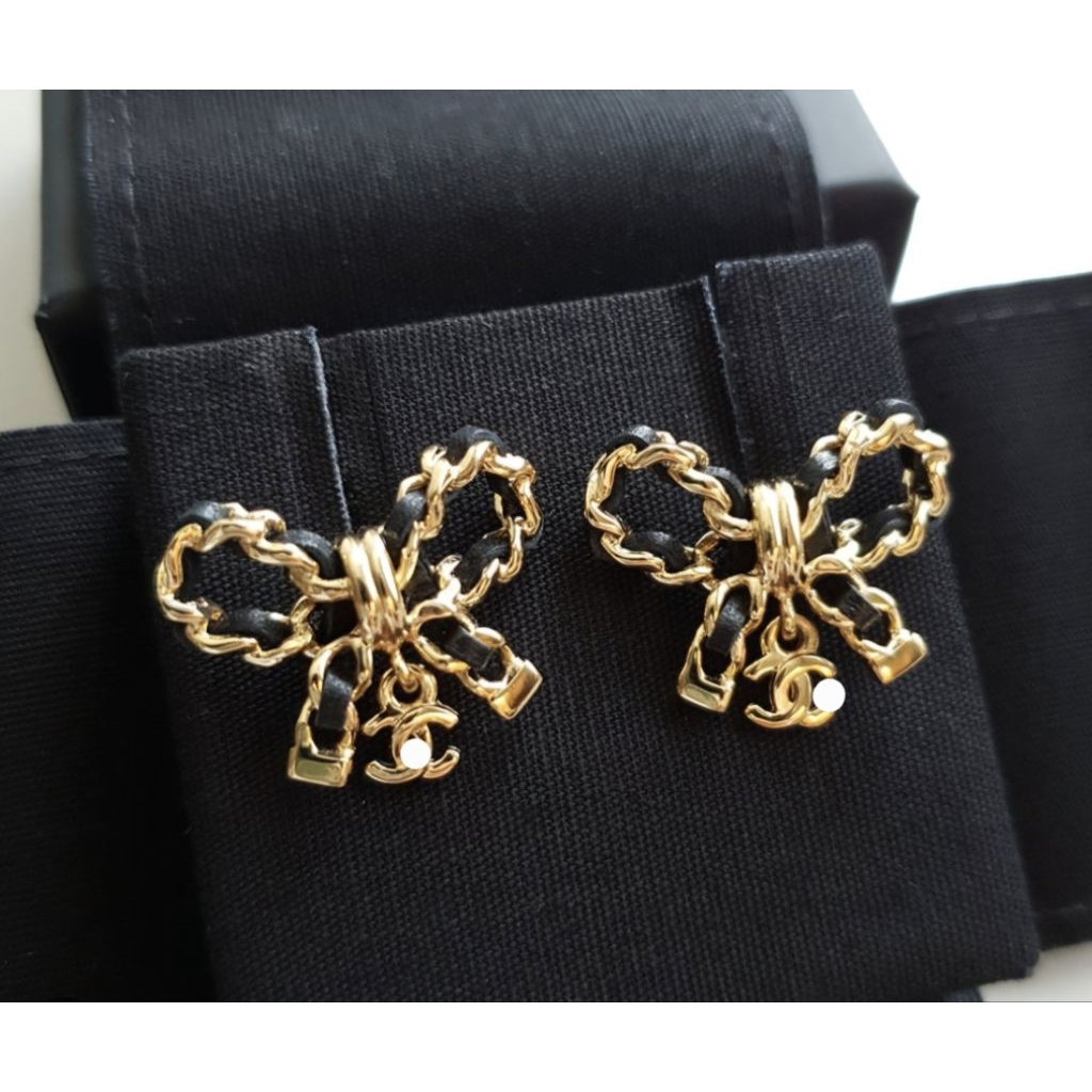 💥(ดูรูปที่รายละเอียดค่ะ)💥 ต่างหู Ch สายหนังllท้  งานเป๊ะทุกจุดเหมือนออกจาก Shop ค่ะ (No box)(มีพร้อมส่งกับรอ3-5วันค่ะ)