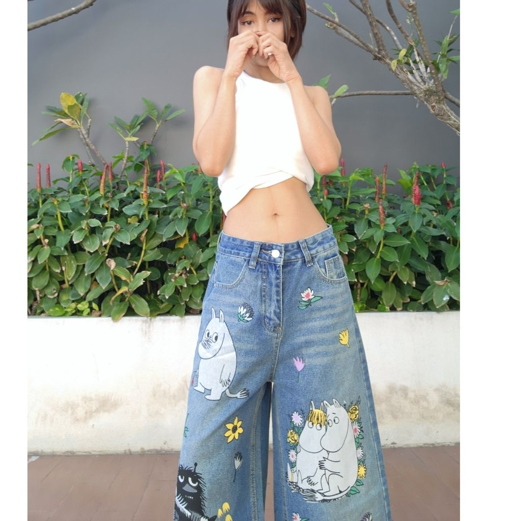 กางเกงยีนส์5ส่วนงานสกรีนการ์ตูนมูมินใส่ได้ทั้งชายหญิงทรงบอย แฟชั่นสุดฮิป ดีไซน์มีความทันสมัย - รูปที่ 2