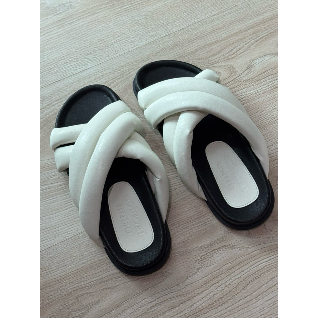 ส่งต่อรองเท้า Onepair.twopieces รุ่น pasta size 35