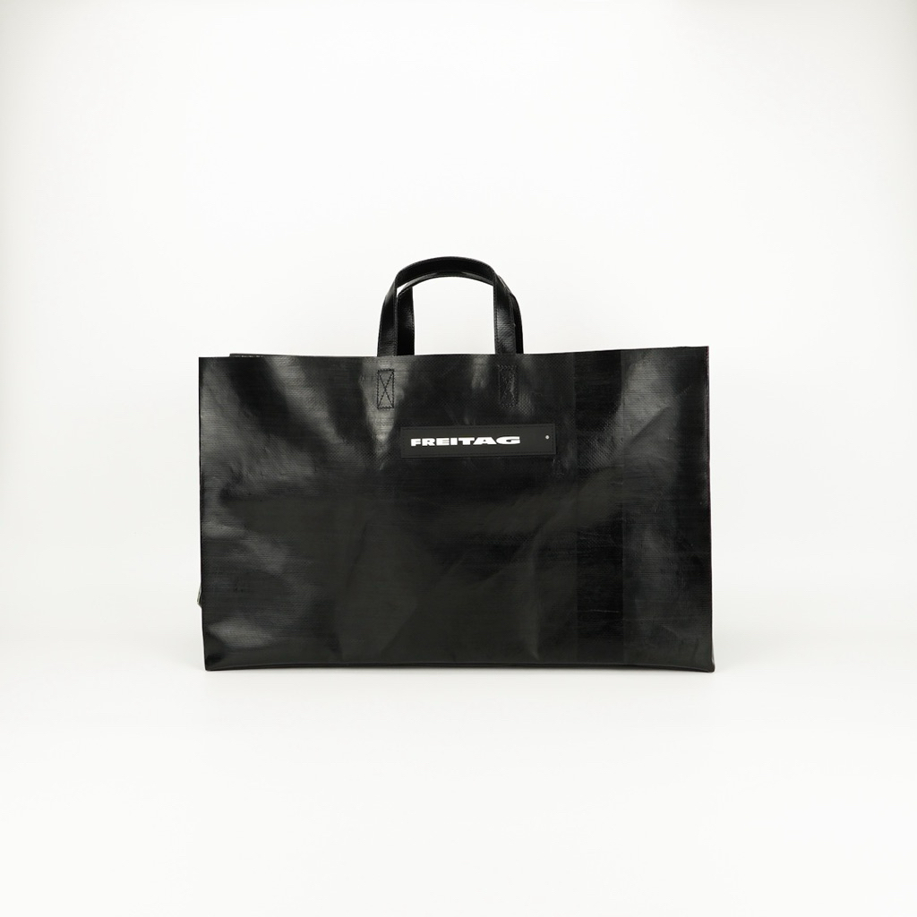 FREITAG F260 MIAMI WIDE  ผ้าใบดำ ใส้ดำ ผ้าหนา นุ่ม ผ้าเงาแนวลุยๆ ผ้าสะอาดทั้งใบ มุม 100%