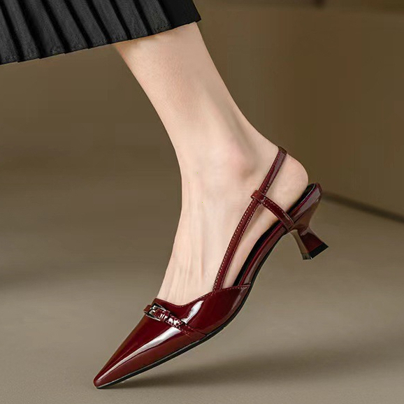 จัดส่งตอนนี้ 👡 รองเท้าส้นสูงสไตล์ฝรั่งเศส หัวแหลม ส้นกลาง เหมาะกับการใส่ในชีวิตประจำวัน รองเท้าแตะผู้หญิง