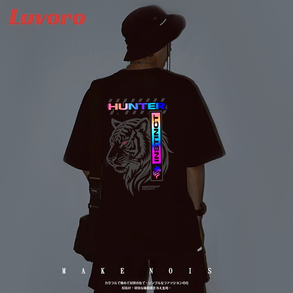 (ผ้าฝ้าย100%) Luvoro 2025 ลายสะท้อนแสงT-shirt ลาย เนื้อผ้านุ่มระบายอากาศดี ยูนิเซ็กซ์แขนสั้น oversize สีดำและสีขาว E031-