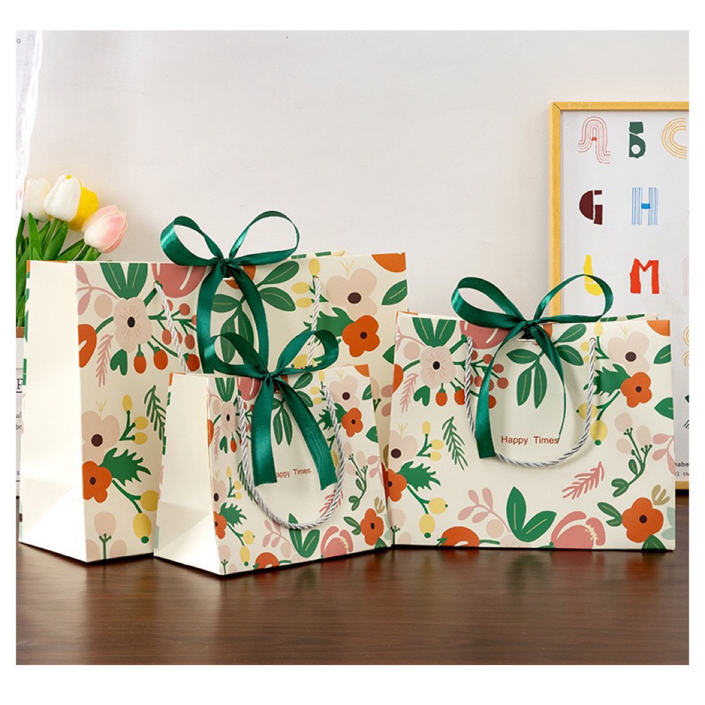 ถุงของขวัญลายดอกไม้ใบเขียว Happy Time หูหิ้วเชือก ริบบิ้นเขียว