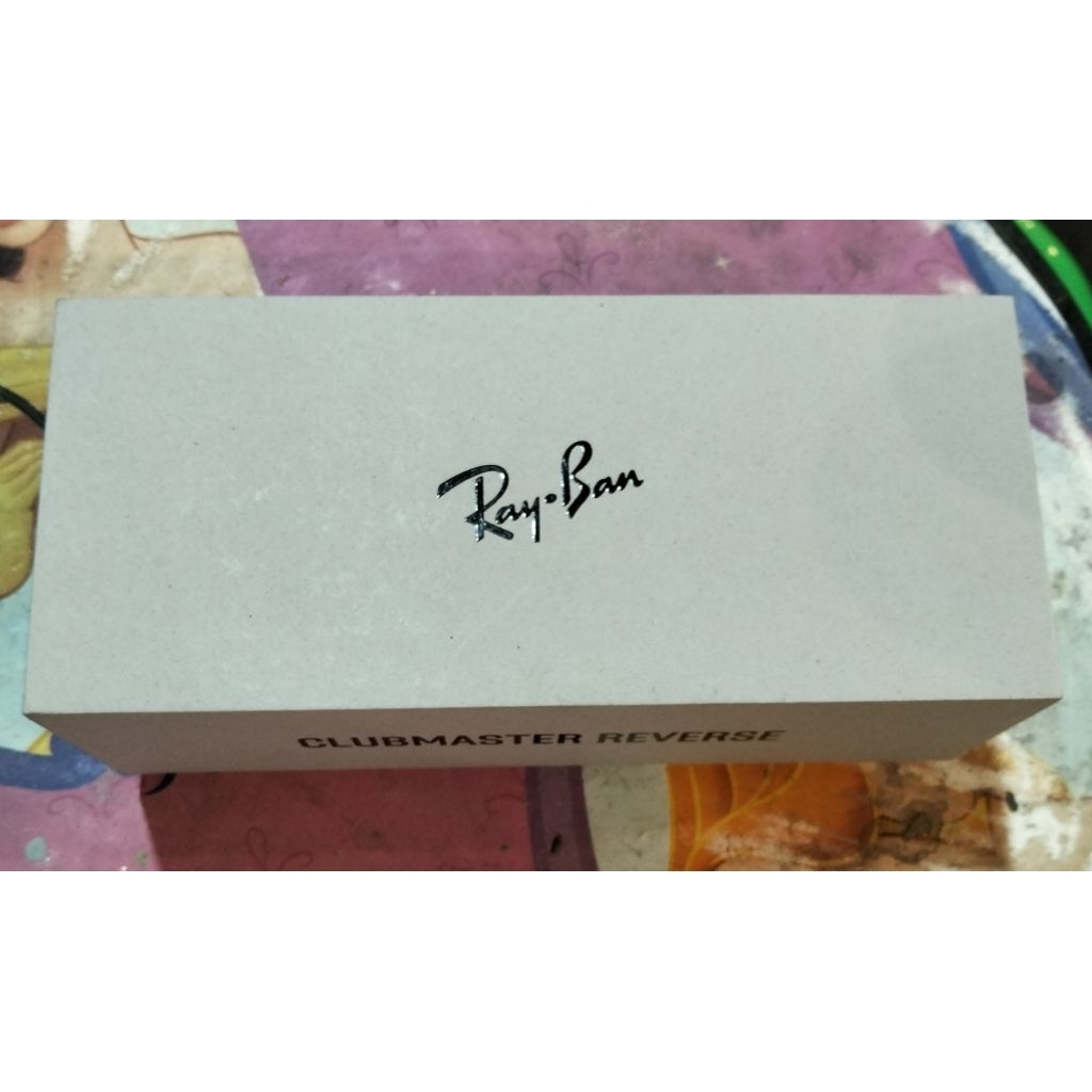 กล่อง RayBan [ มือสองสภาพพอใช้ได้ ]