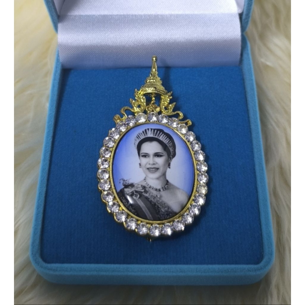 เข็มกลัดที่ระลึก พระพันปีหลวง เข็มกลัดล้อมเพชร พระพันปีหลวง #พร้อมกล่อง# เป็นล็อกเก็ต, เข็มกลัดติดเสื้อ