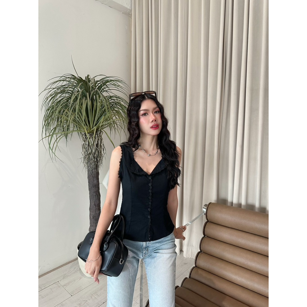 BY IRA Joy Top เสื้อกั๊กสายเดี่ยวกระดุมหน้า ผูกโบว์หลัง  แต่งลูกไม้ งานน่ารัก - รูปที่ 2