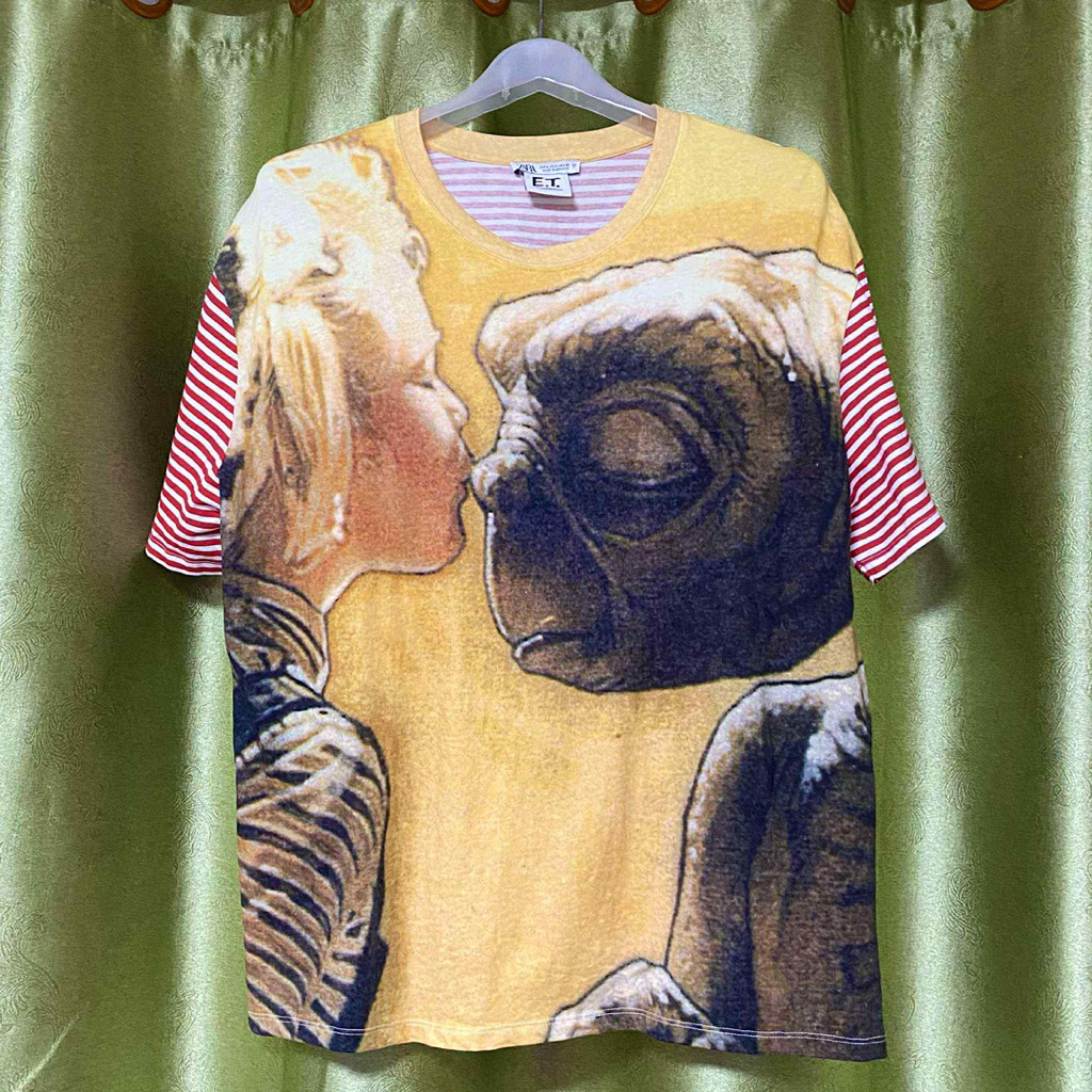 เสื้อ Zara x E.T Y2K T-Shirt – Vintage Movie Graphic Collab มือ2 ไซร้L อก 22นิ้ว ยาว 26นิ้ว ราคา 120