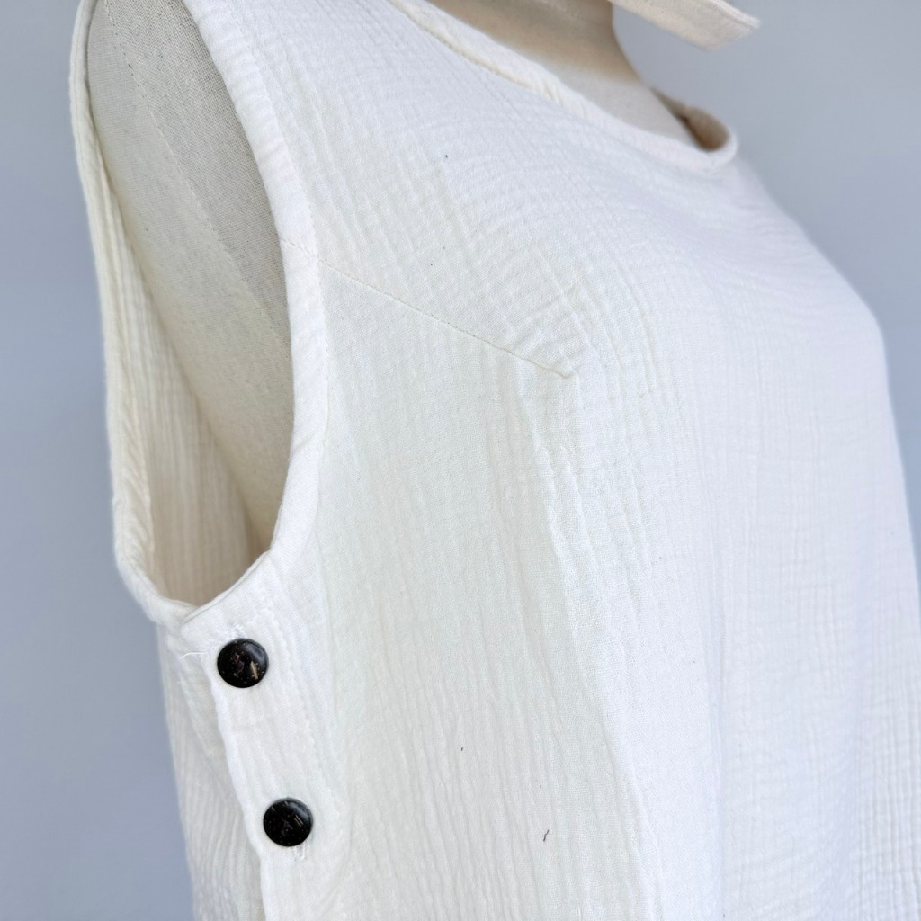 เสื้อแขนกุด เสื้อกั๊ก เสื้อแขนกุดผ้าสาลู ผ้าฝ้ายสาลูสองชั้นอบย่น แต่งกระดุมข้าง ผ้านุ่มมาก ใส่สบาย - รูปที่ 6